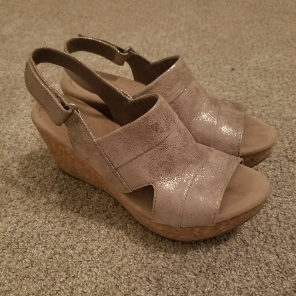 Clarks ultimate comfort collection peeptoe metallic suede wedges sz8